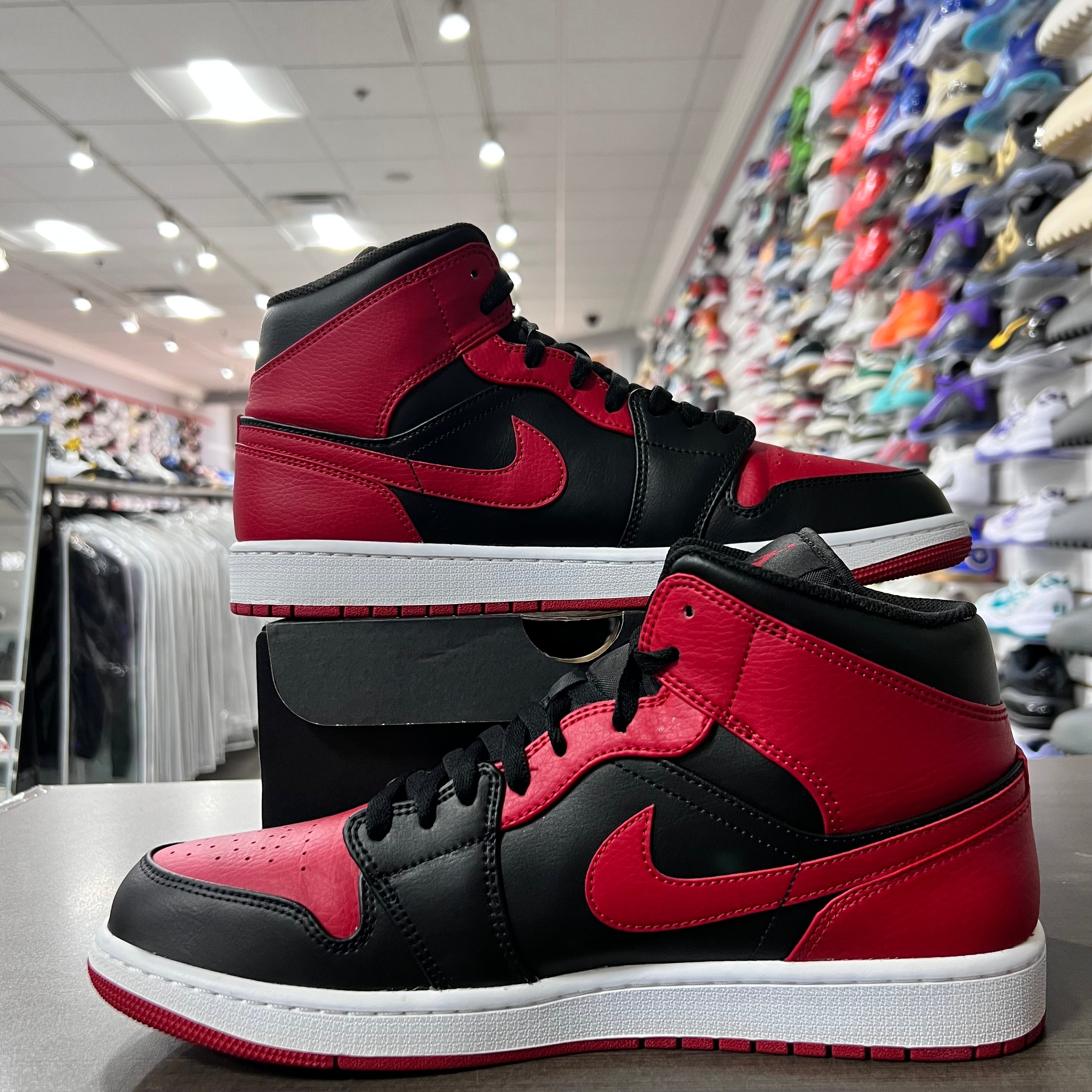 Jordan 1 Mid Mens Banned (2020)(Lightly Worn)