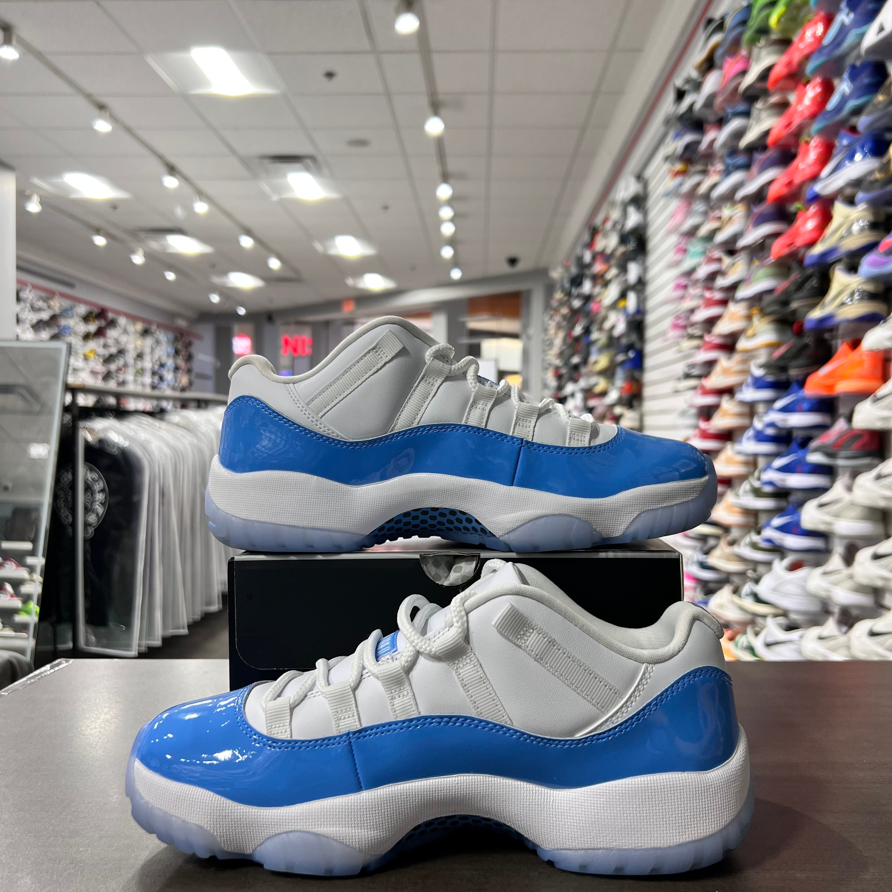Jordan Retro 11 Low Men's University Blue (Lightly Worn)