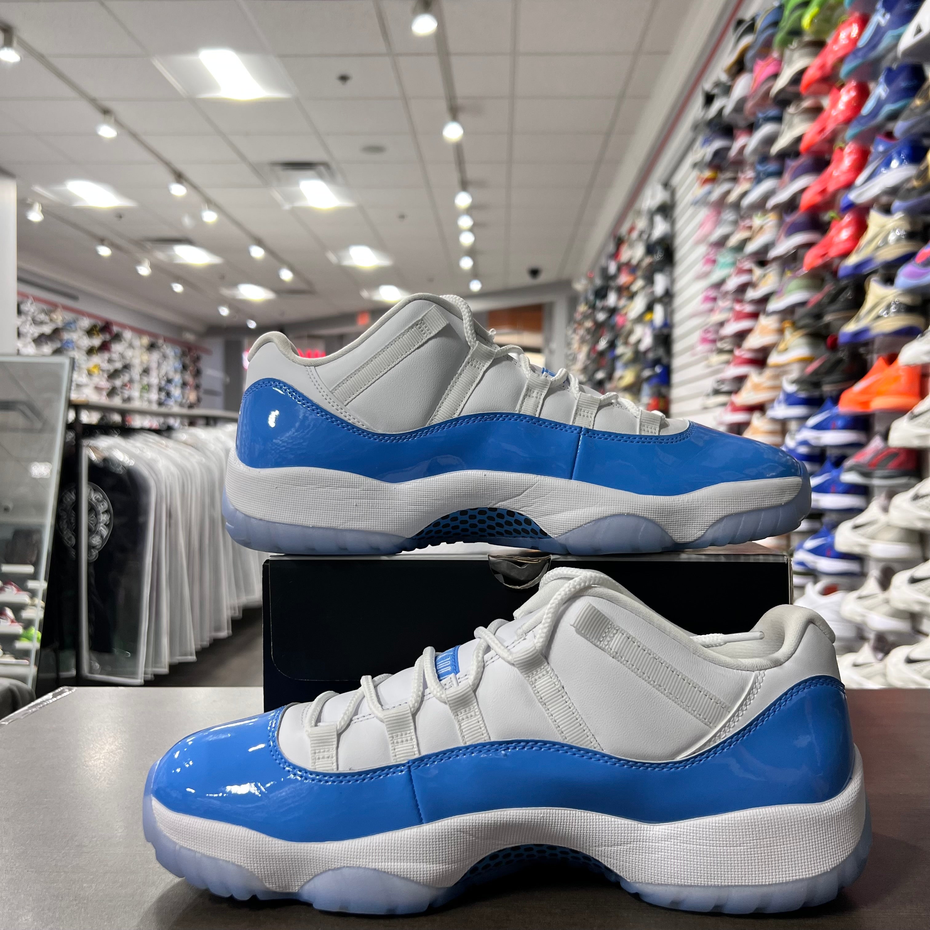 Jordan Retro 11 Men's University Blue (Lightly Worn)