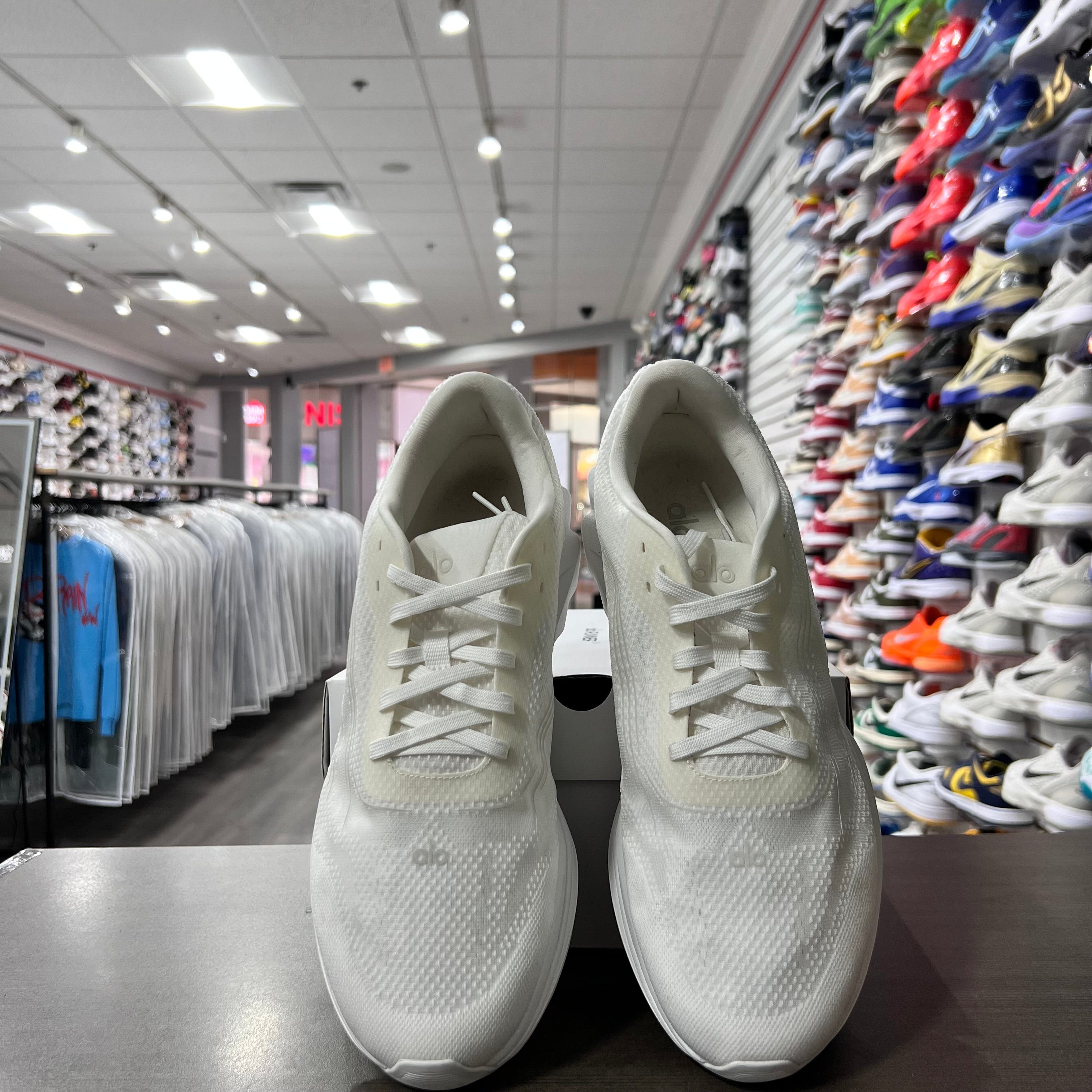 Alo Yoga Runner White (Lightly Worn)