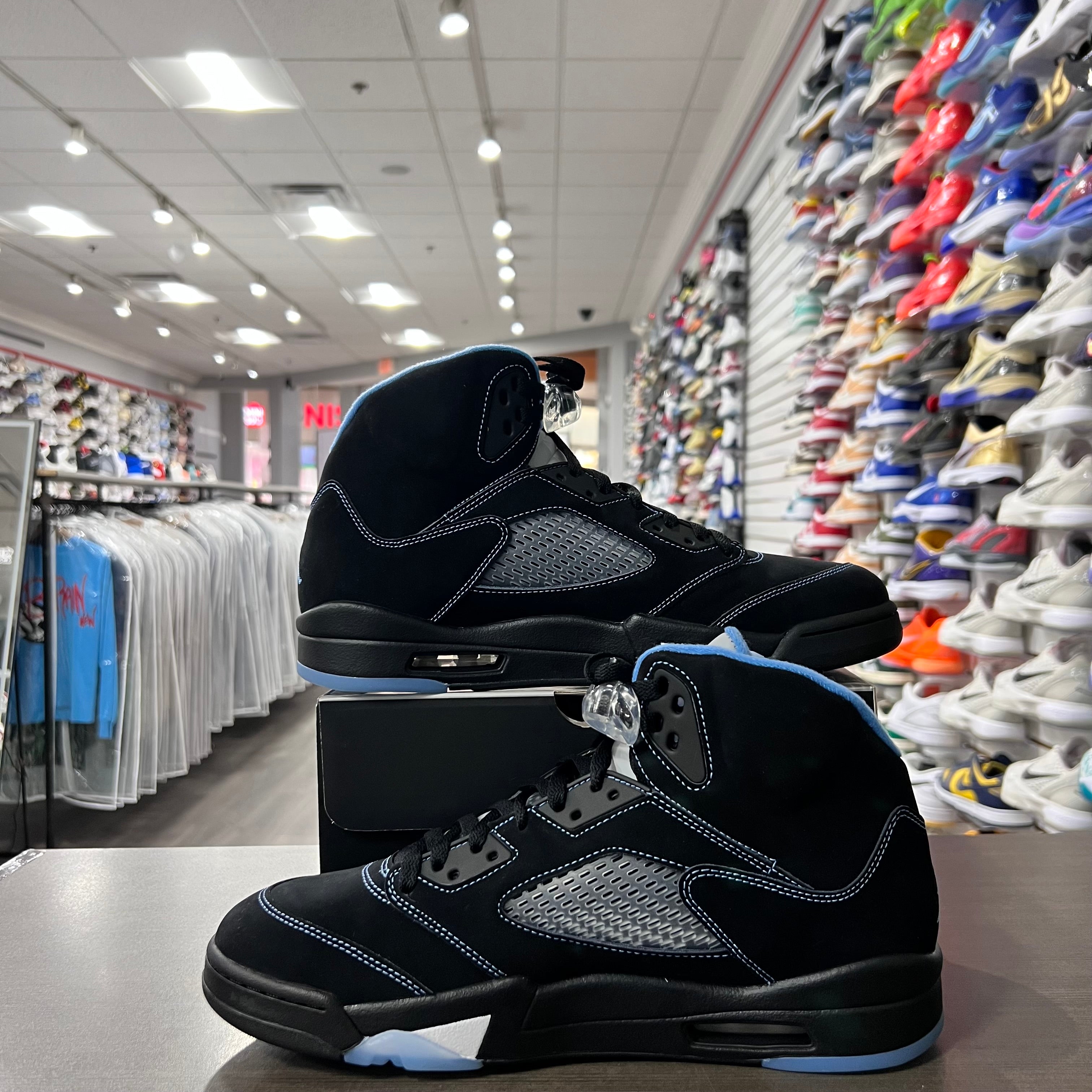 Jordan Retro 5 Men's Black University Blue (Lightly Worn)