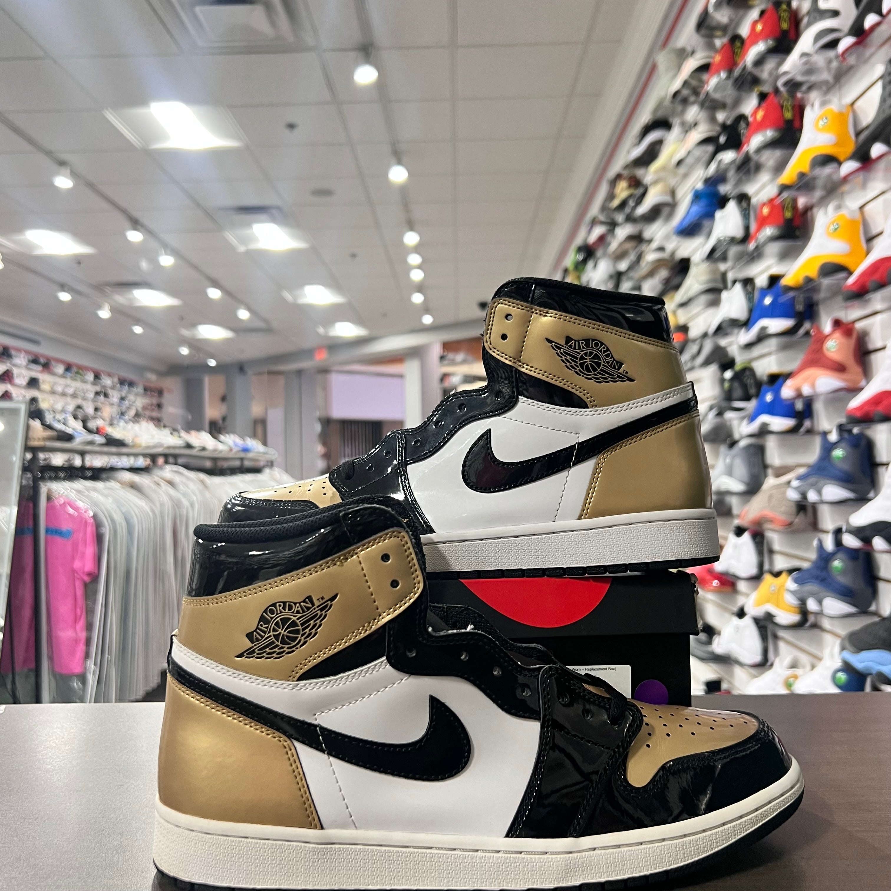 Jordan Retro 1 High Og Mens Gold Toe (Lightly Worn + Replacement Box)