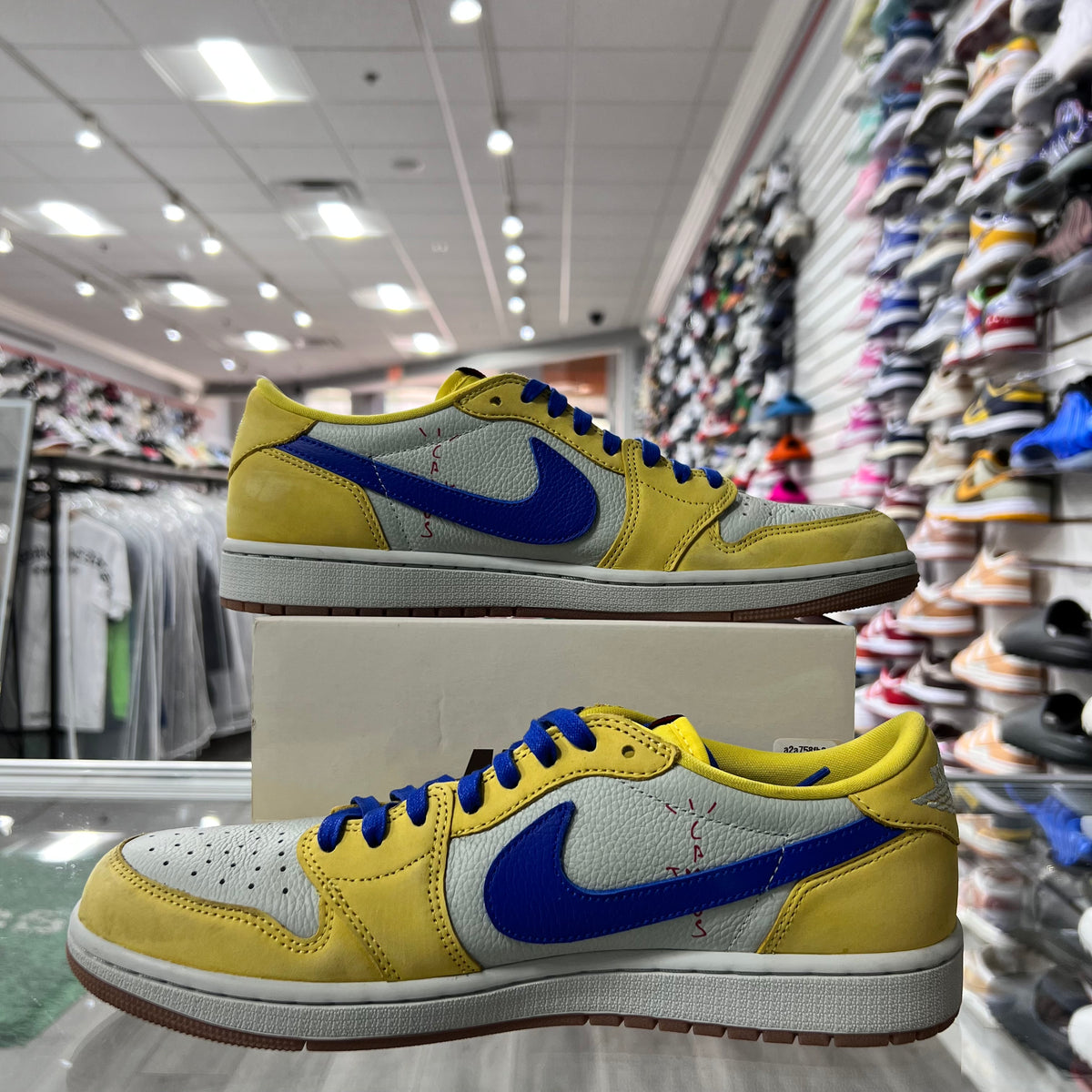 Jordan Retro 1 Low Travis Scott Canary (W)(Lightly Worn+Missing Box Lid)