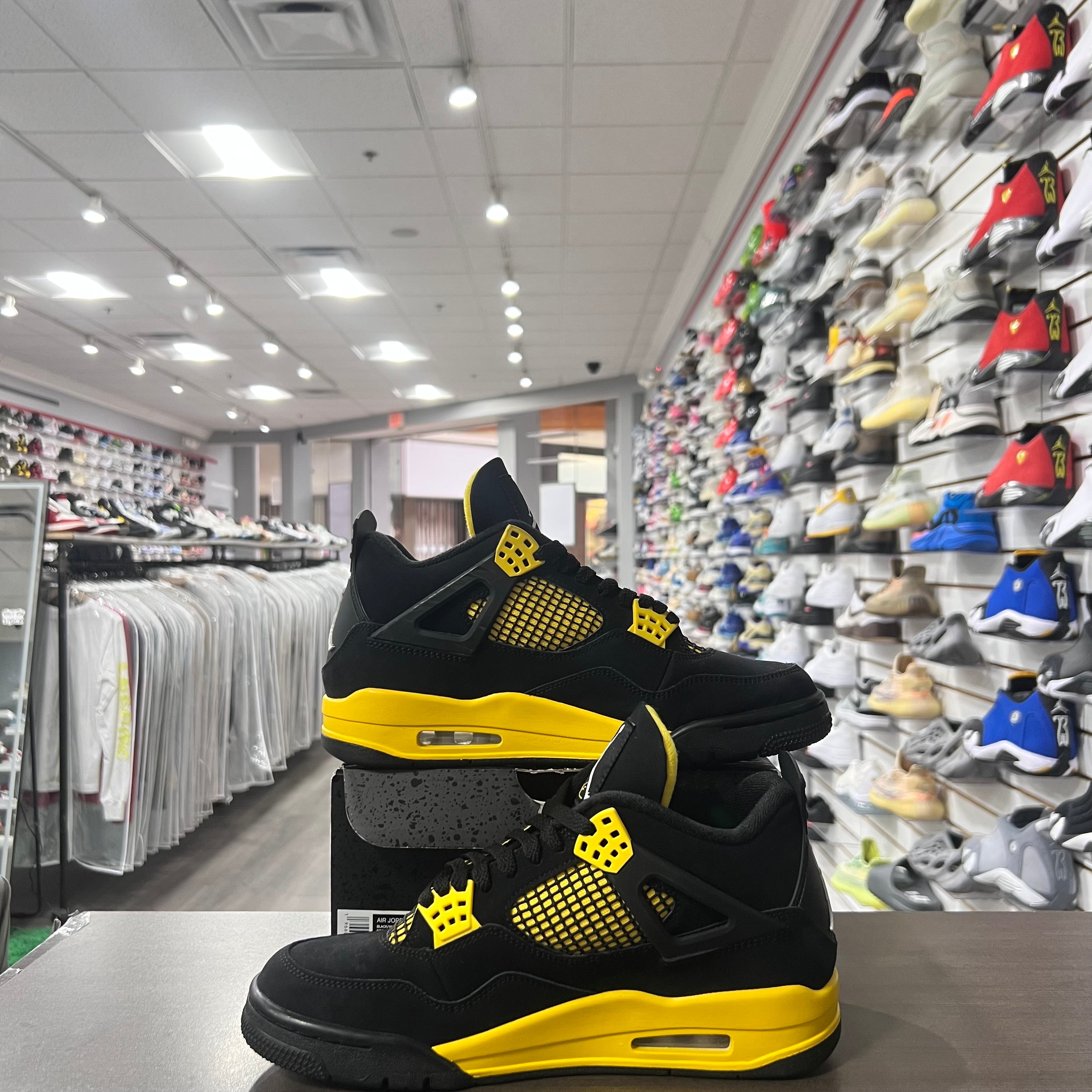 Jordan Retro 4 Mens Thunder (Lightly Worn)