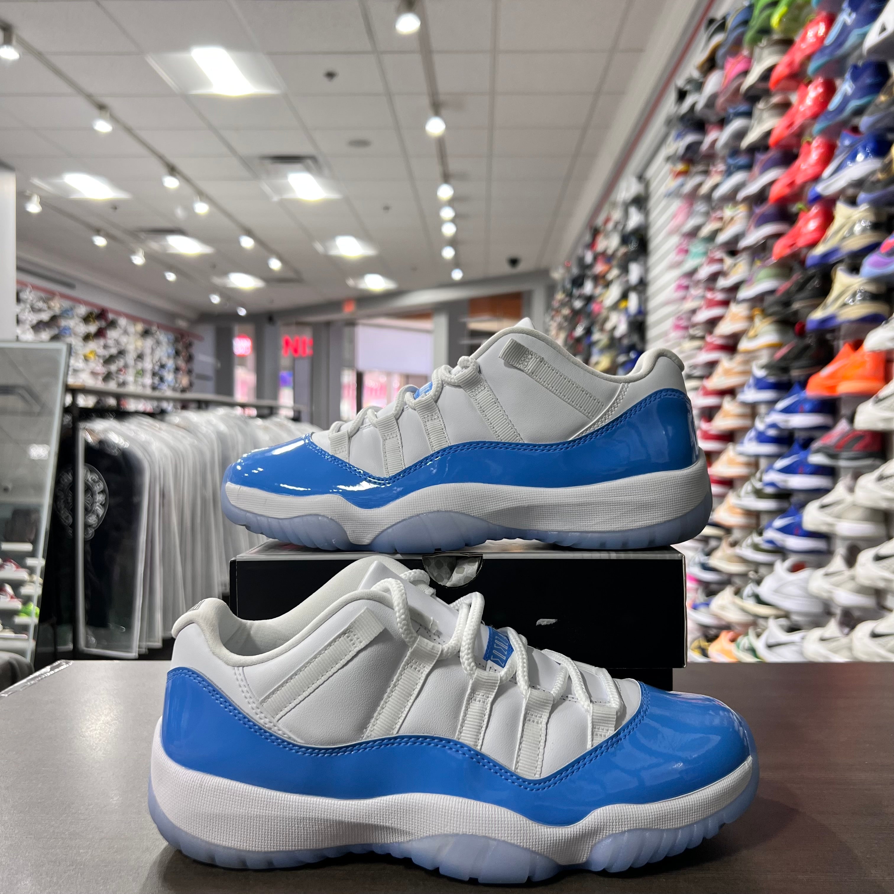 Jordan Retro 11 Low Men's University Blue (Lightly Worn)