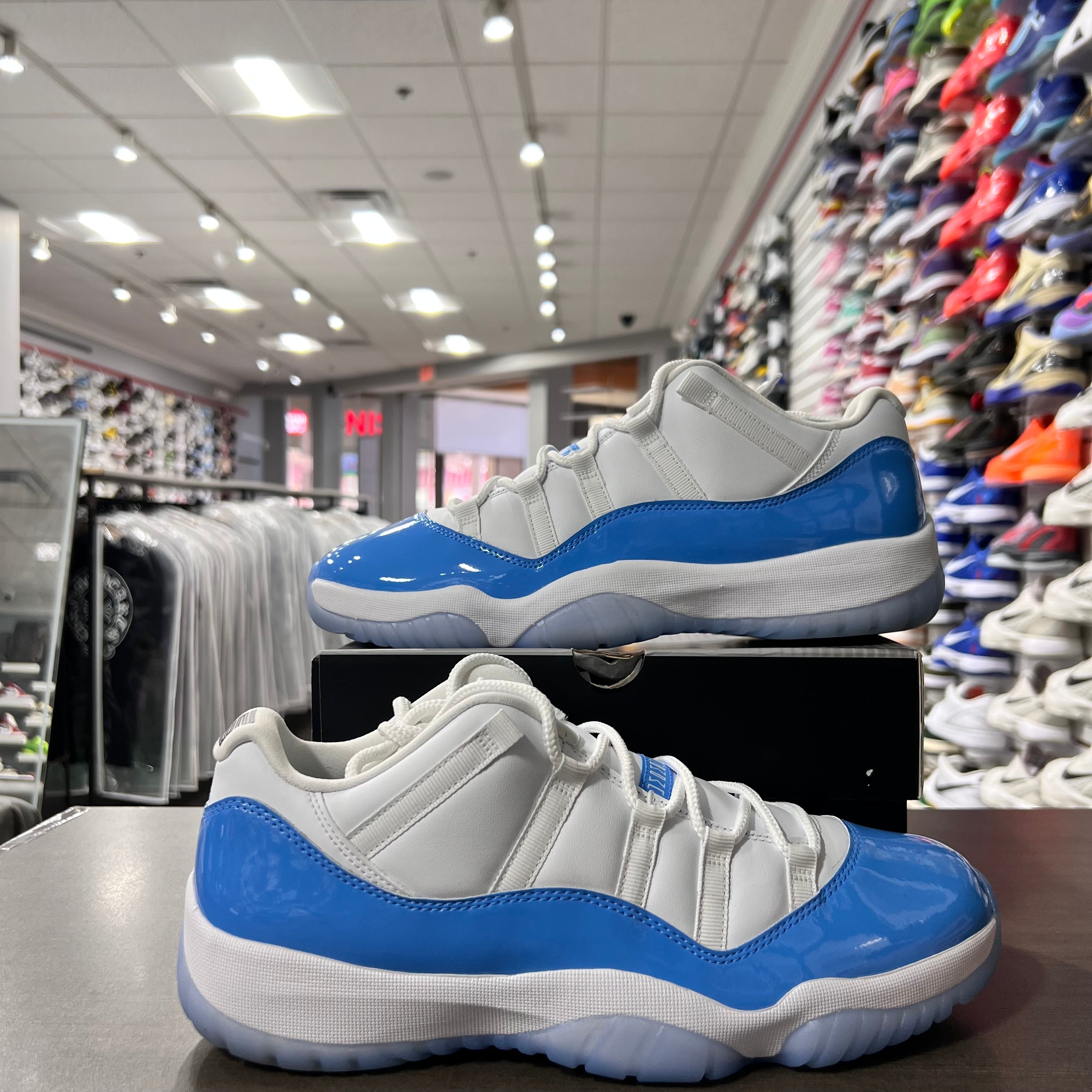 Jordan Retro 11 Men's University Blue (Lightly Worn)