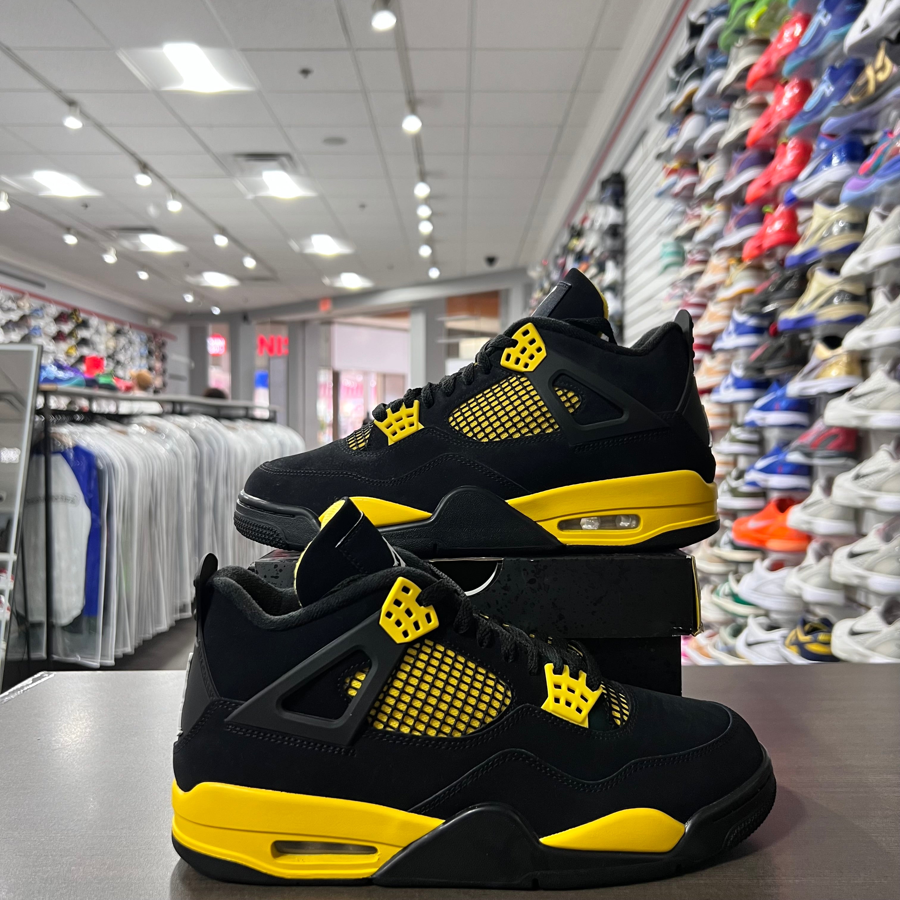 Jordan Retro 4 Men's Thunder (Lightly Worn)