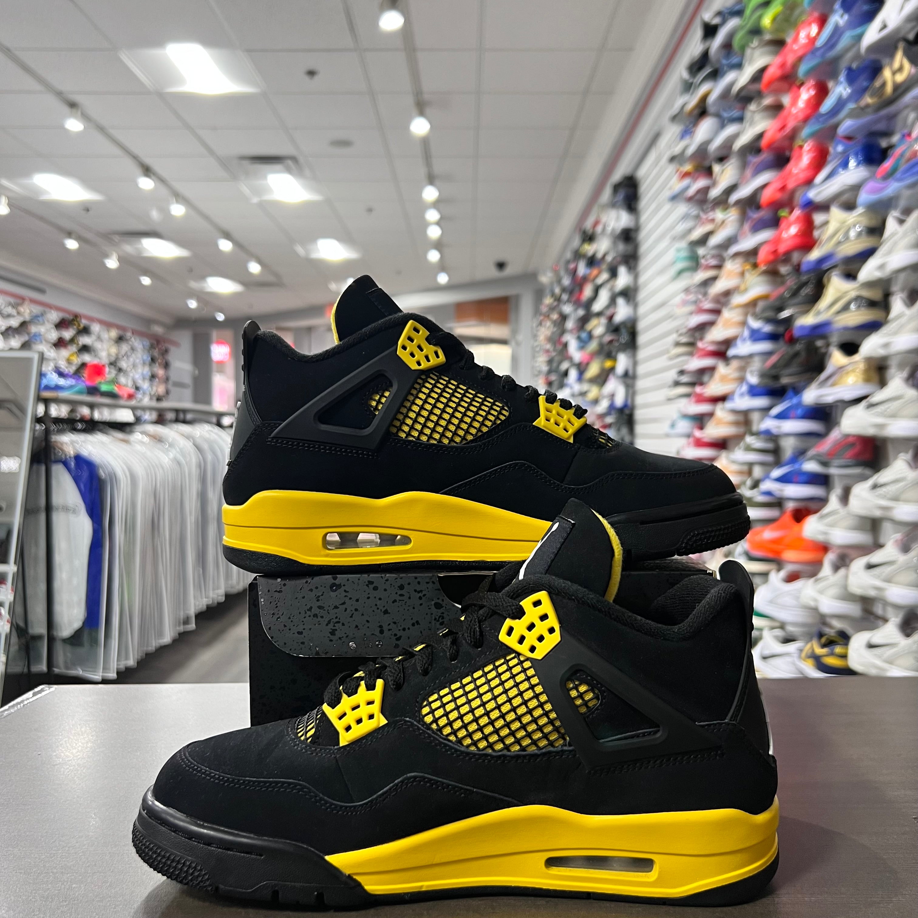 Jordan Retro 4 Men's Thunder (Lightly Worn)