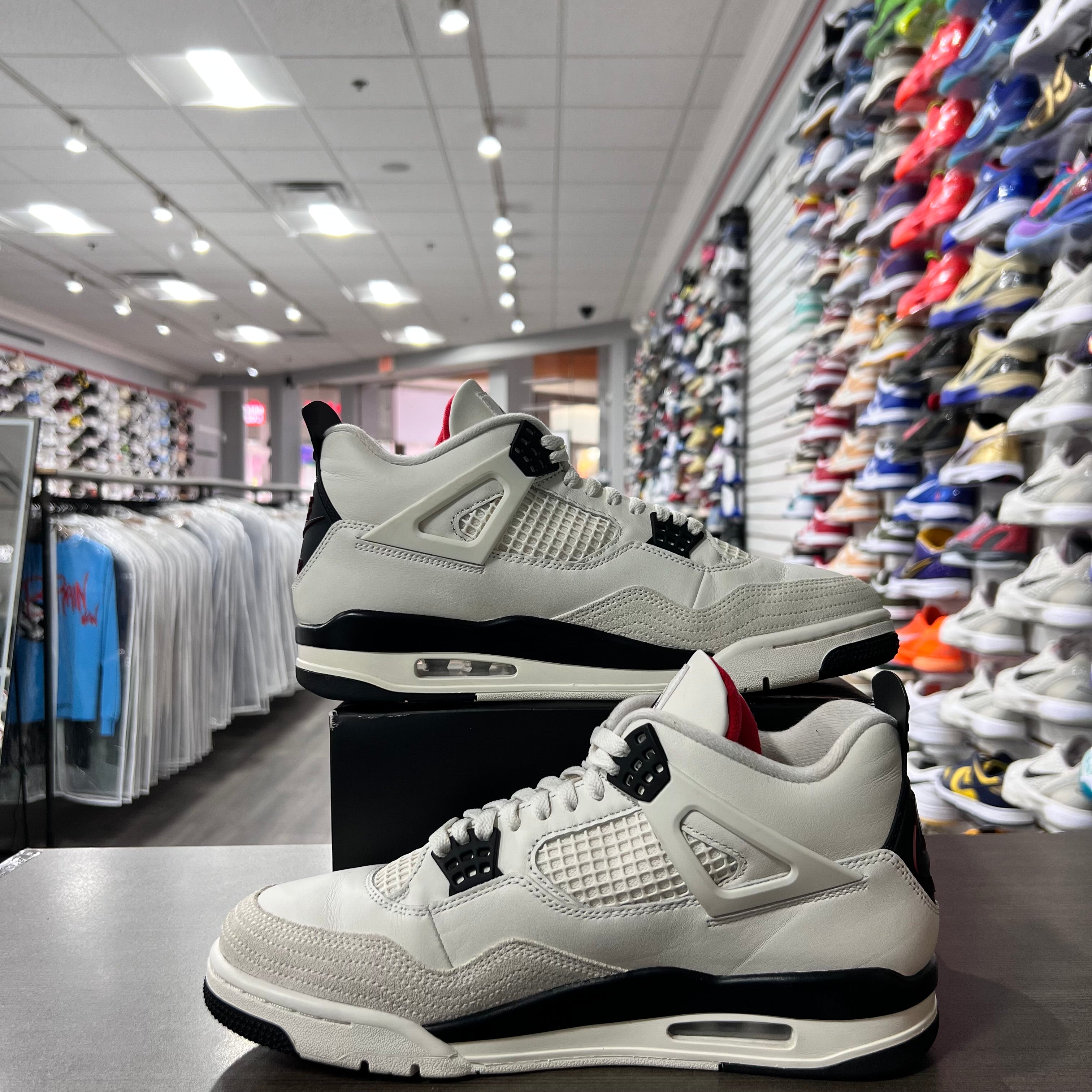 Jordan Retro 4 Men's Flight (Lightly Worn)