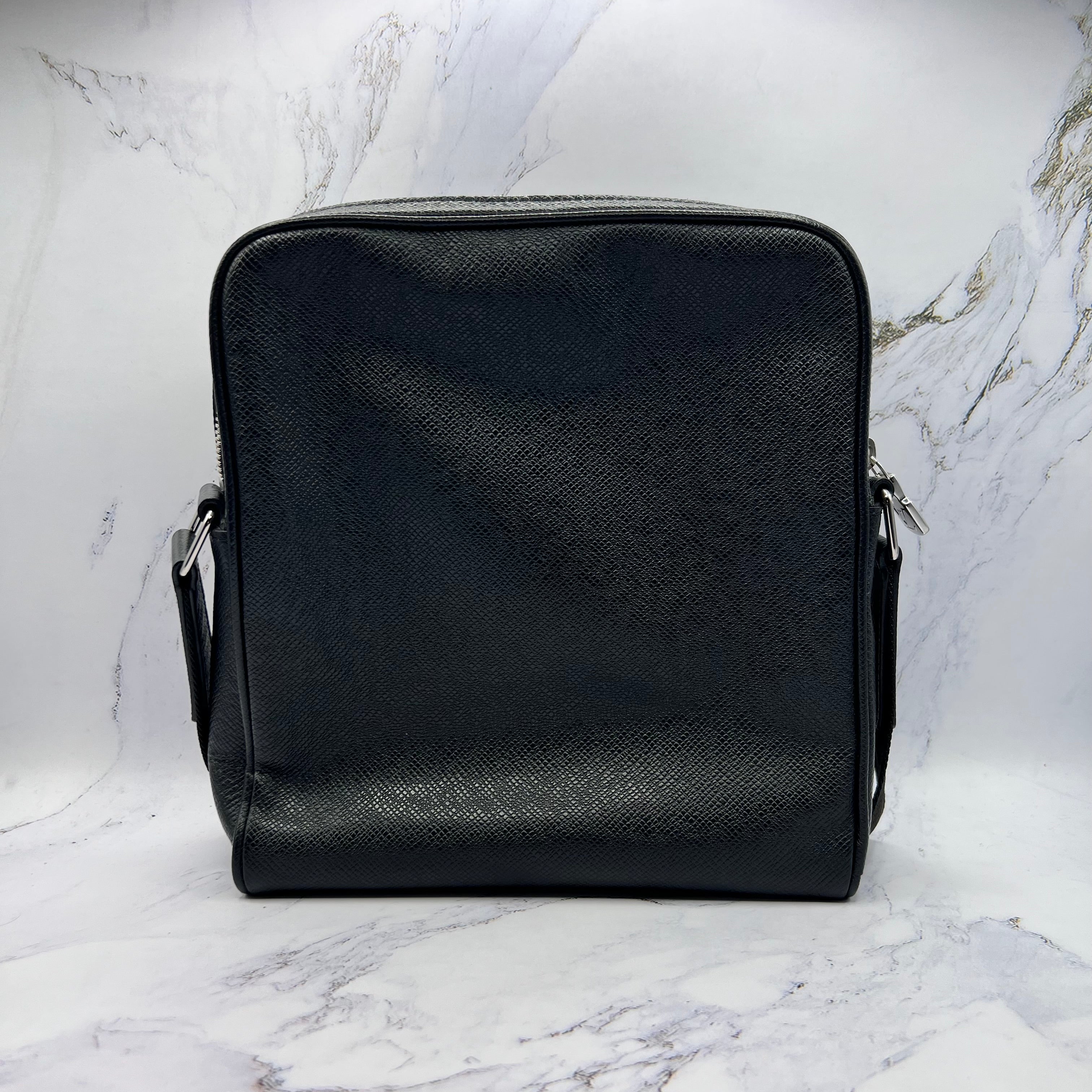 Louis Vuitton Messenger Side Bag Taiga Leather (Lightly Worn)