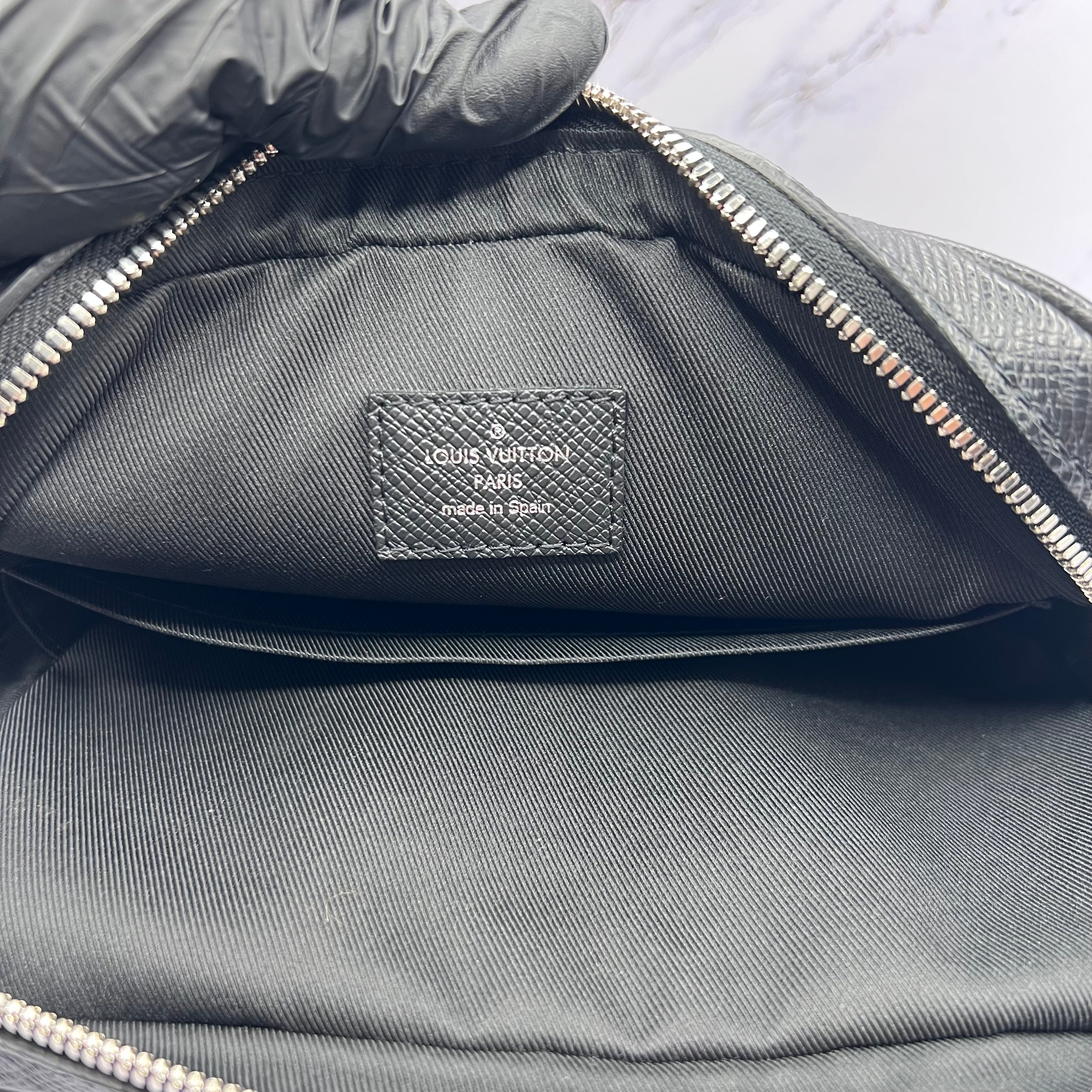 Louis Vuitton Messenger Side Bag Taiga Leather (Lightly Worn)