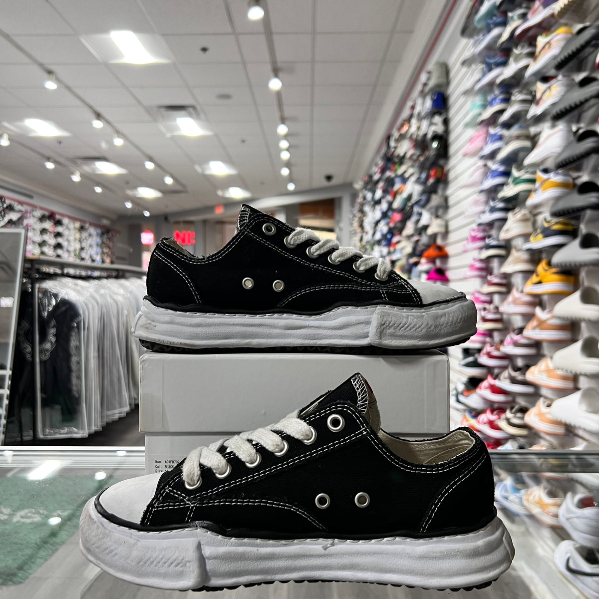 Mason Mahara Yushiro Black/White (Lightly Worn)