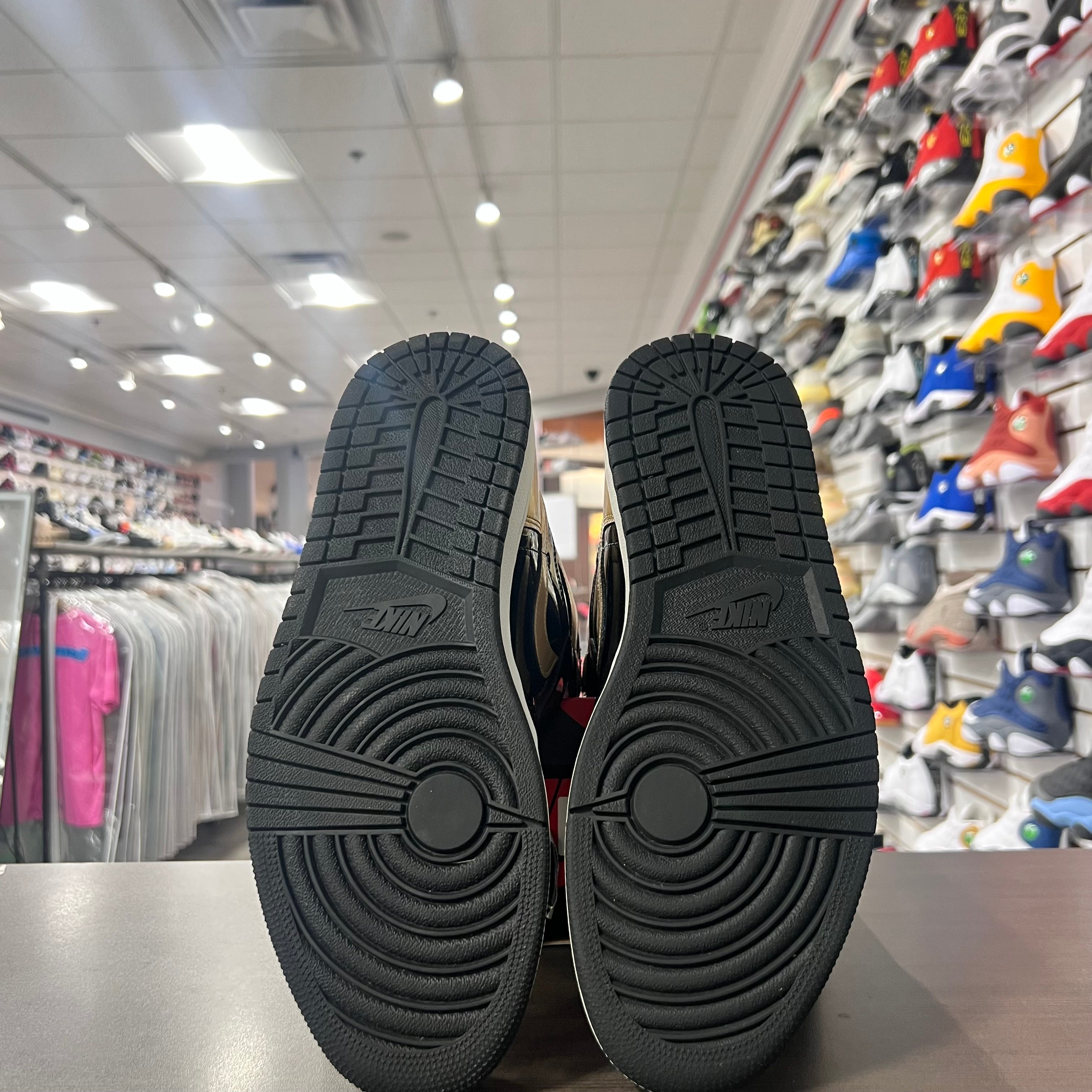 Jordan Retro 1 High Og Mens Gold Toe (Lightly Worn + Replacement Box)