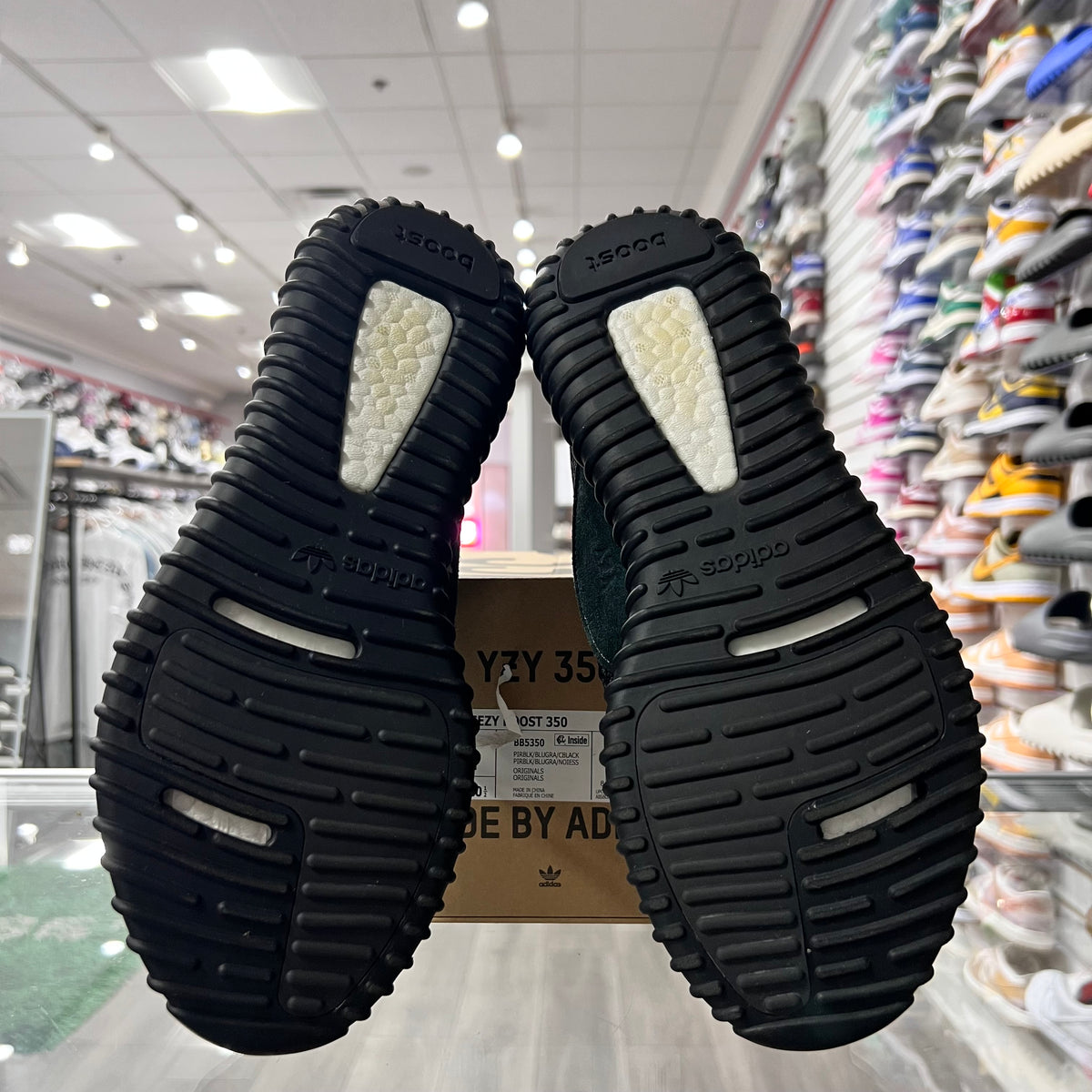 Yeezy 350 Pirate Black (2023)(Lightly Worn)