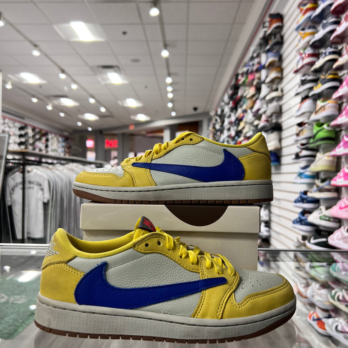 Jordan Retro 1 Low Travis Scott Canary (W)(Lightly Worn)
