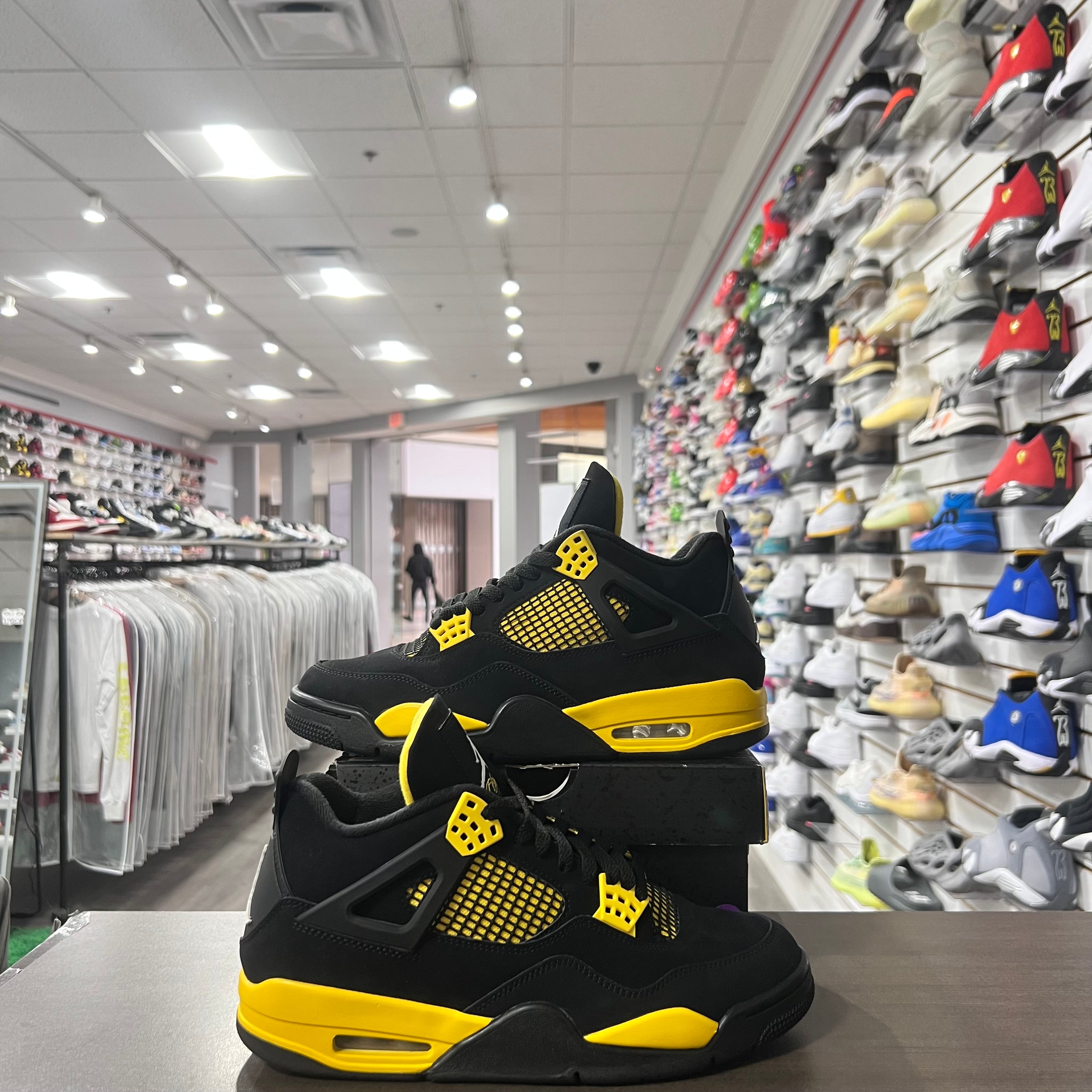 Jordan Retro 4 Mens Thunder (Lightly Worn)