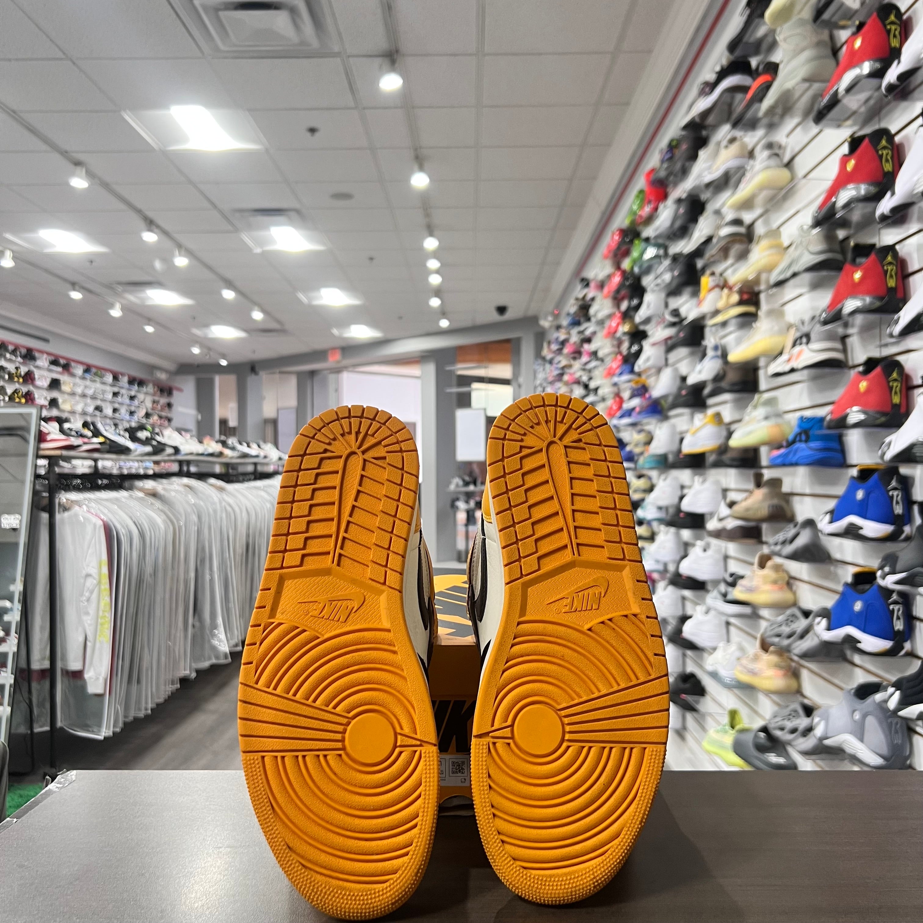 Jordan Retro 1 High Og Mens Taxi (Lightly Worn)