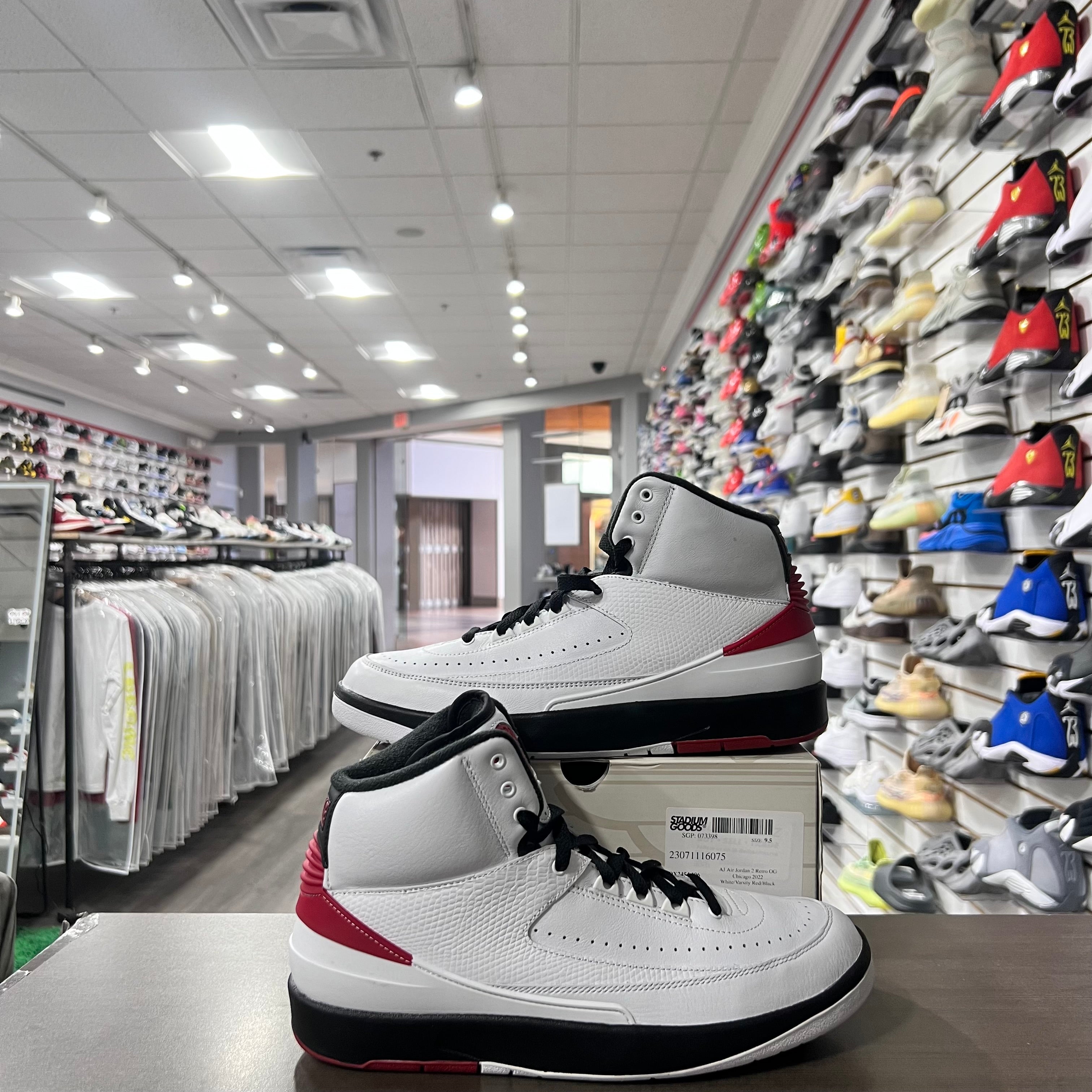 Jordan Retro 2 Mens Chicago (Lightly Worn)