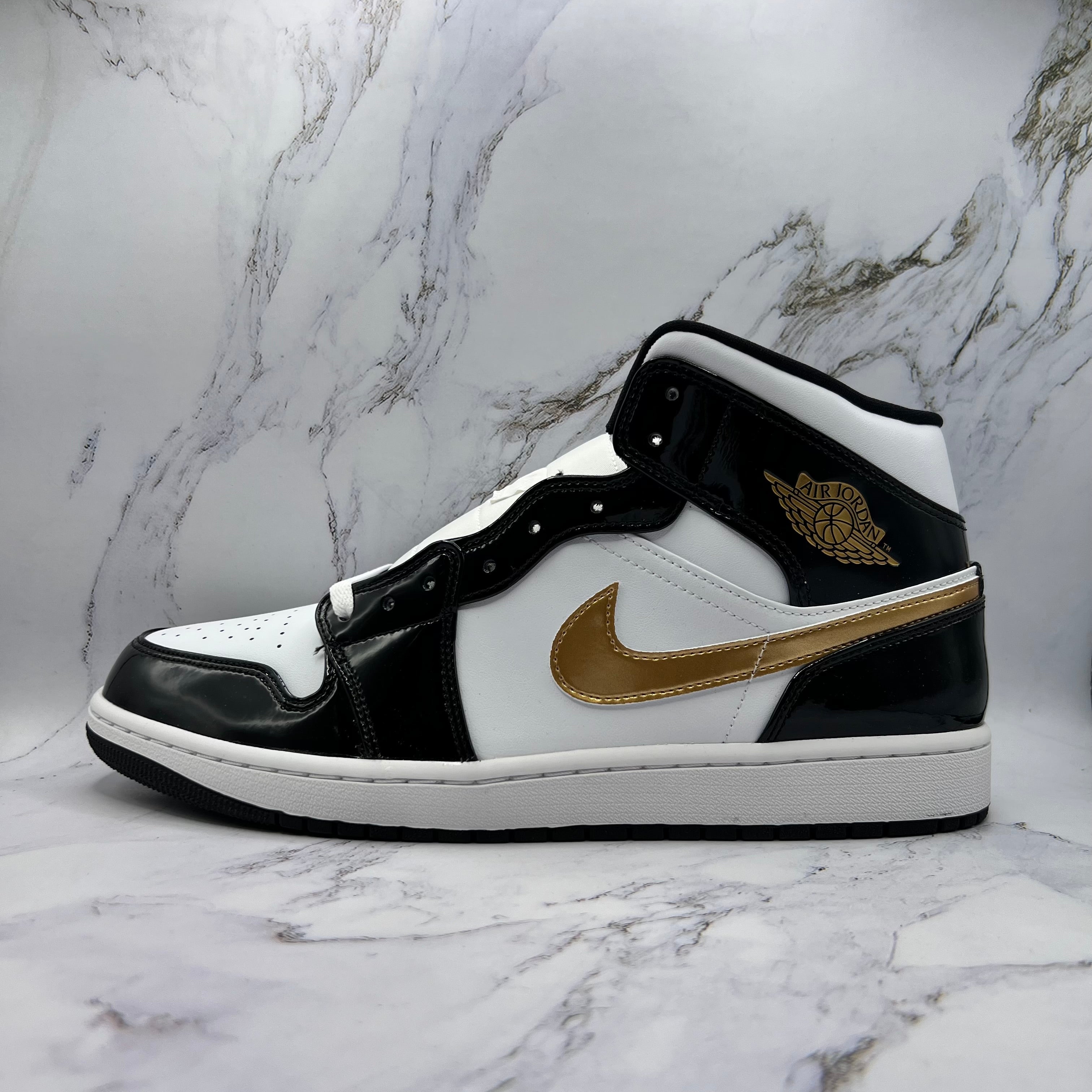 Jordan 1 Mid Mens Black Metallic Gold