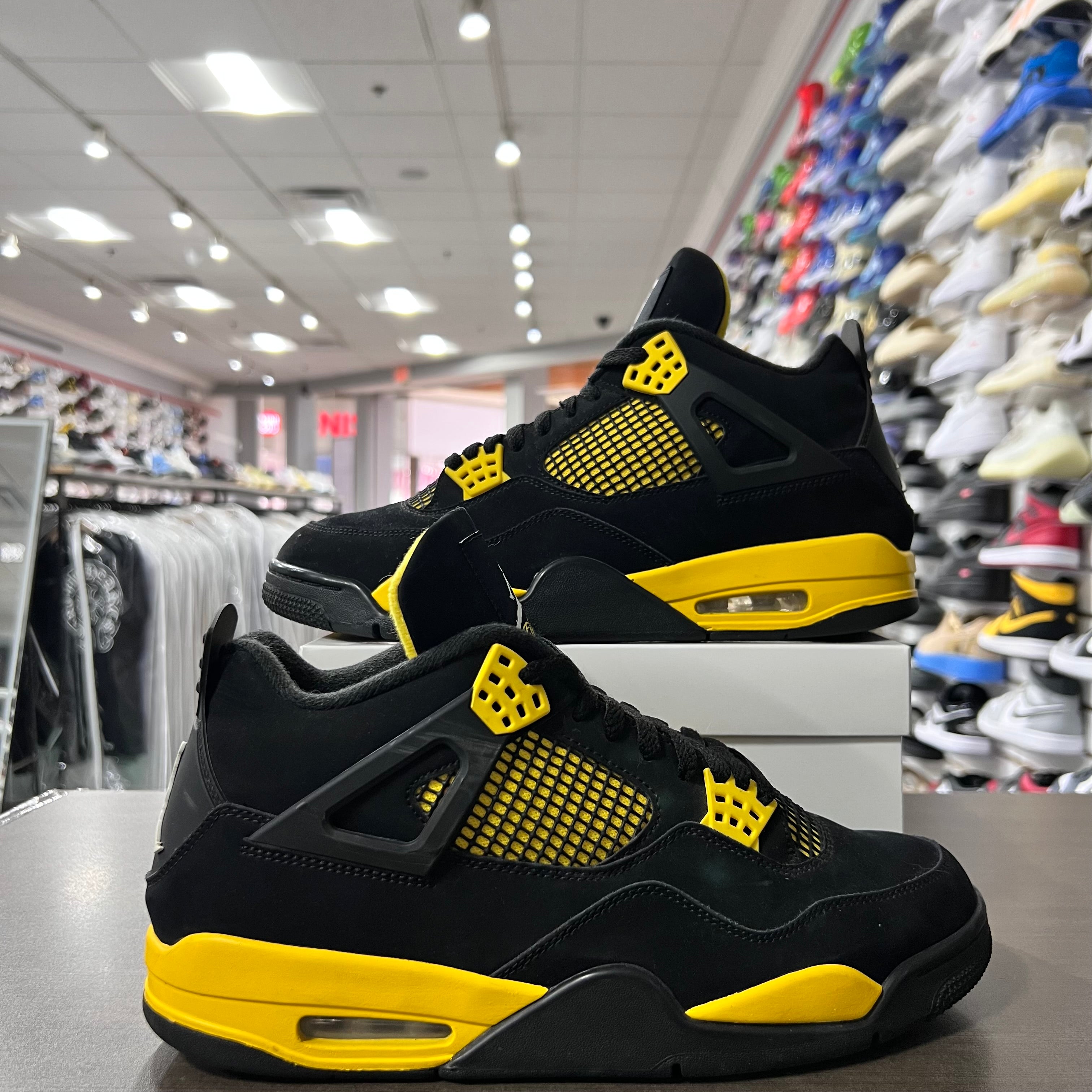 Jordan Retro 4 Mens Thunder (Lighly Worn+Replacement Box)